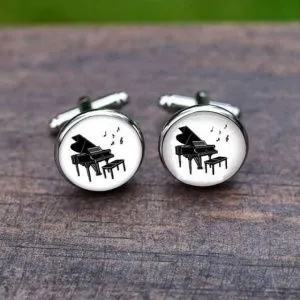 Запонки Черный рояль на белом фоне.